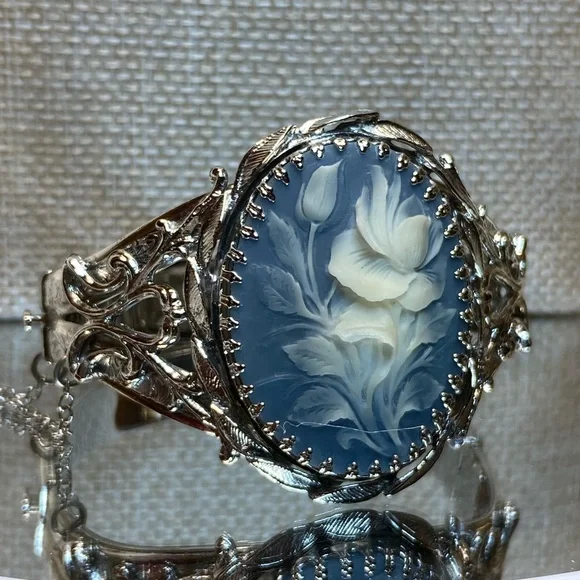 Whiting and Davis Faux Cameo Rose Brooch Necklace Bracelet & Earrings Mint 1960s - Picture 3 of 14